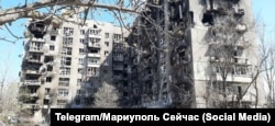 Разрушенные дома на улице Зелинского в Мариуполе